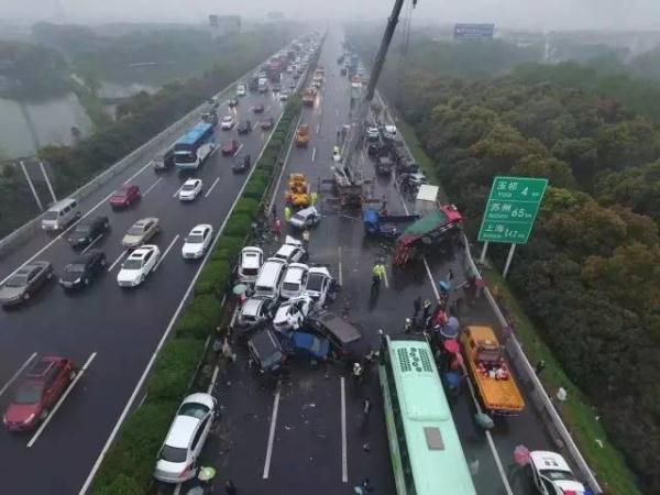 行車記錄儀視頻曝光！滬蓉高速25車連環(huán)相撞原因找到了